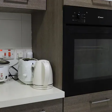 Candid Aura Private In Shared Sliema Basement 民宿 *