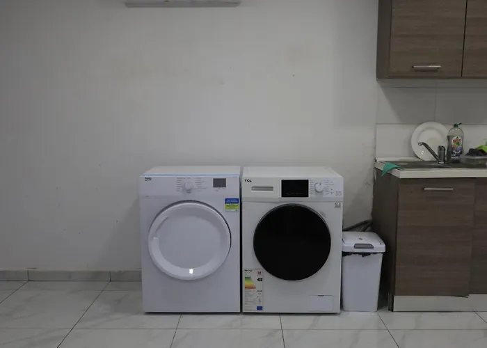 Candid Aura Private In Shared Sliema Basement 民宿