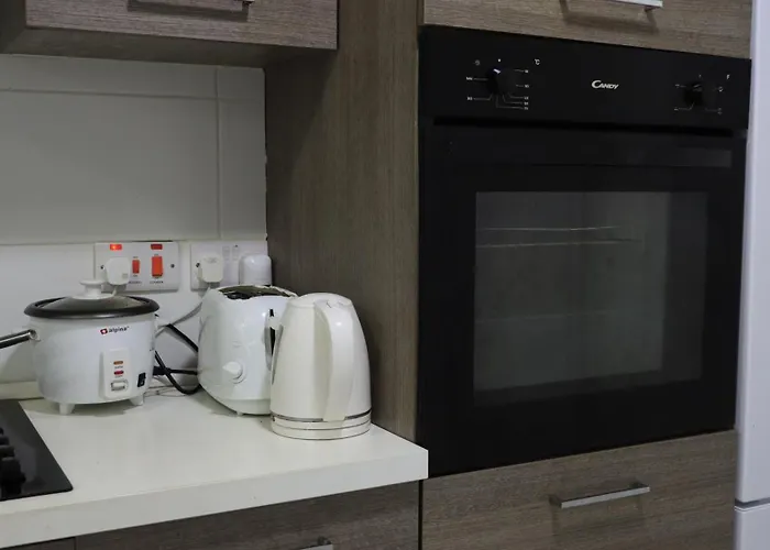 Candid Aura Private In Shared Sliema Basement 民宿 *