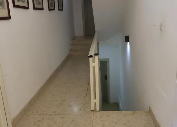 Candid Aura Private In Shared Sliema Basement 民宿