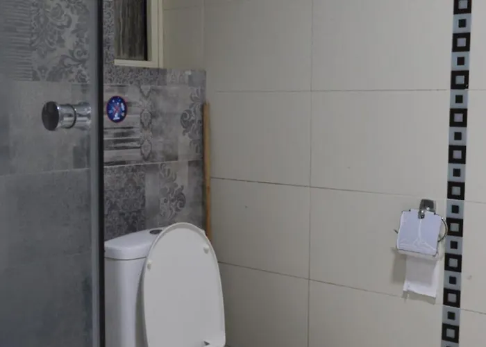 Candid Aura Private In Shared Sliema Basement 民宿 *