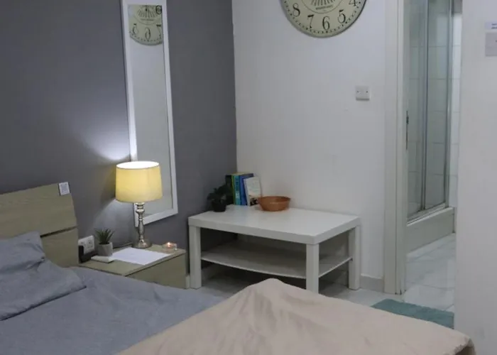 Candid Aura Private In Shared Sliema Basement 民宿